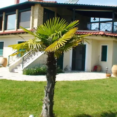 Beach House Karianí